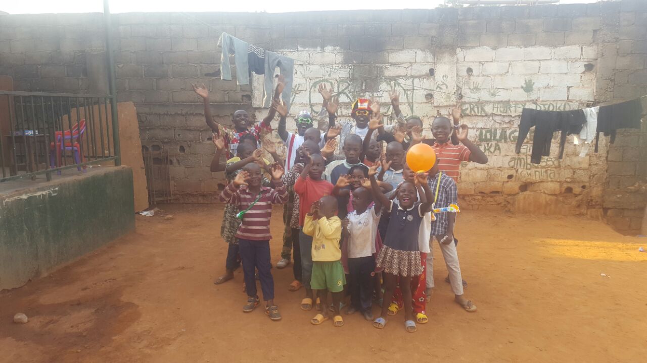Les comédiens Nanaboco à l'orphelinat AGAPE Yaoundé